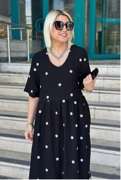 Μακρύ βαμβακερό φόρεμα με V ντεκολτέ και μαύρο κέντημα με πουά