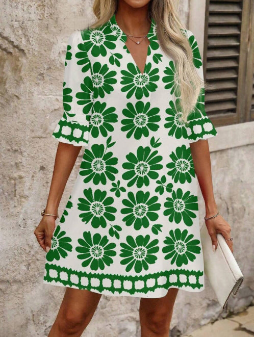 Μπλε και άσπρο φόρεμα με τυπωμένα σχέδια για θέρετρο