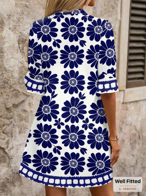 Μπλε και άσπρο φόρεμα με τυπωμένα σχέδια για θέρετρο
