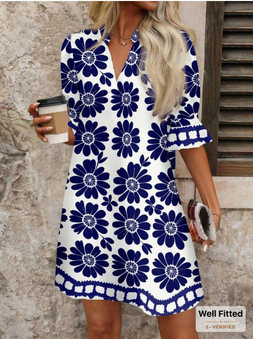 Μπλε και άσπρο φόρεμα με τυπωμένα σχέδια για θέρετρο