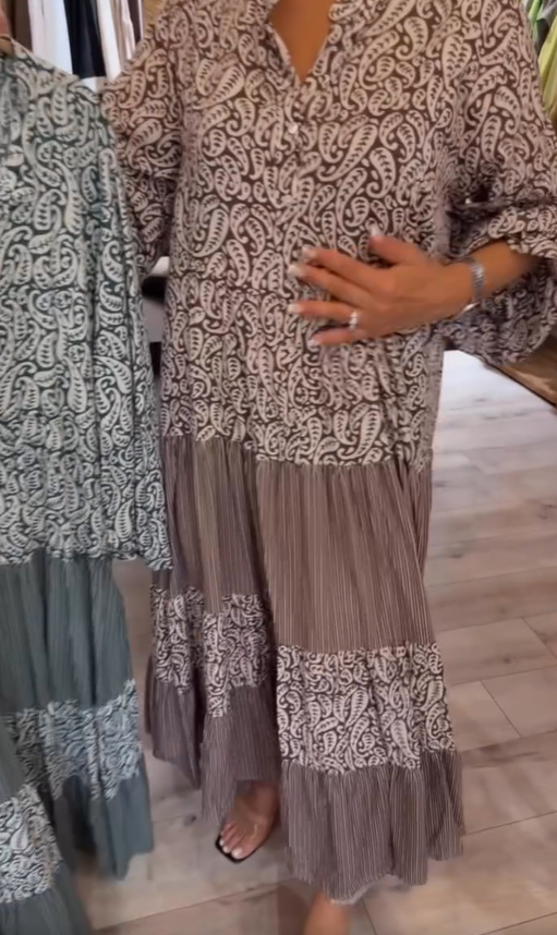 Ρετρό καλοκαιρινό φόρεμα με στρογγυλή λαιμόκοψη