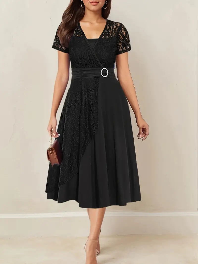 Κομψό γυναικείο φόρεμα με δαντέλα και V λαιμόκοψη
