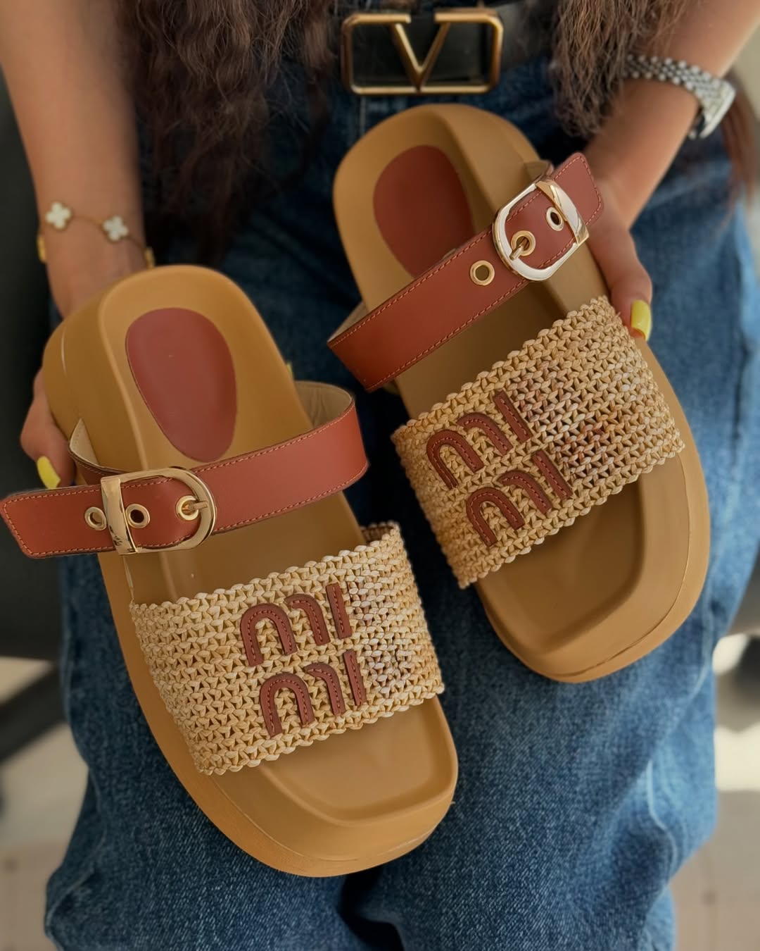 Μοντέρνα γυναικεία καλοκαιρινά σανδάλια με χοντρές σόλες για διακοπές στην παραλία