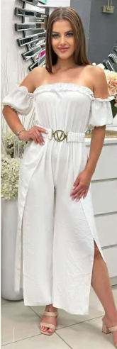 Κομψή και μοντέρνα γυναικεία ολόσωμη φόρμα με βολάν και σκίσιμο στον έναν ώμο