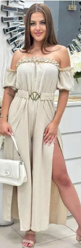 Κομψή και μοντέρνα γυναικεία ολόσωμη φόρμα με βολάν και σκίσιμο στον έναν ώμο