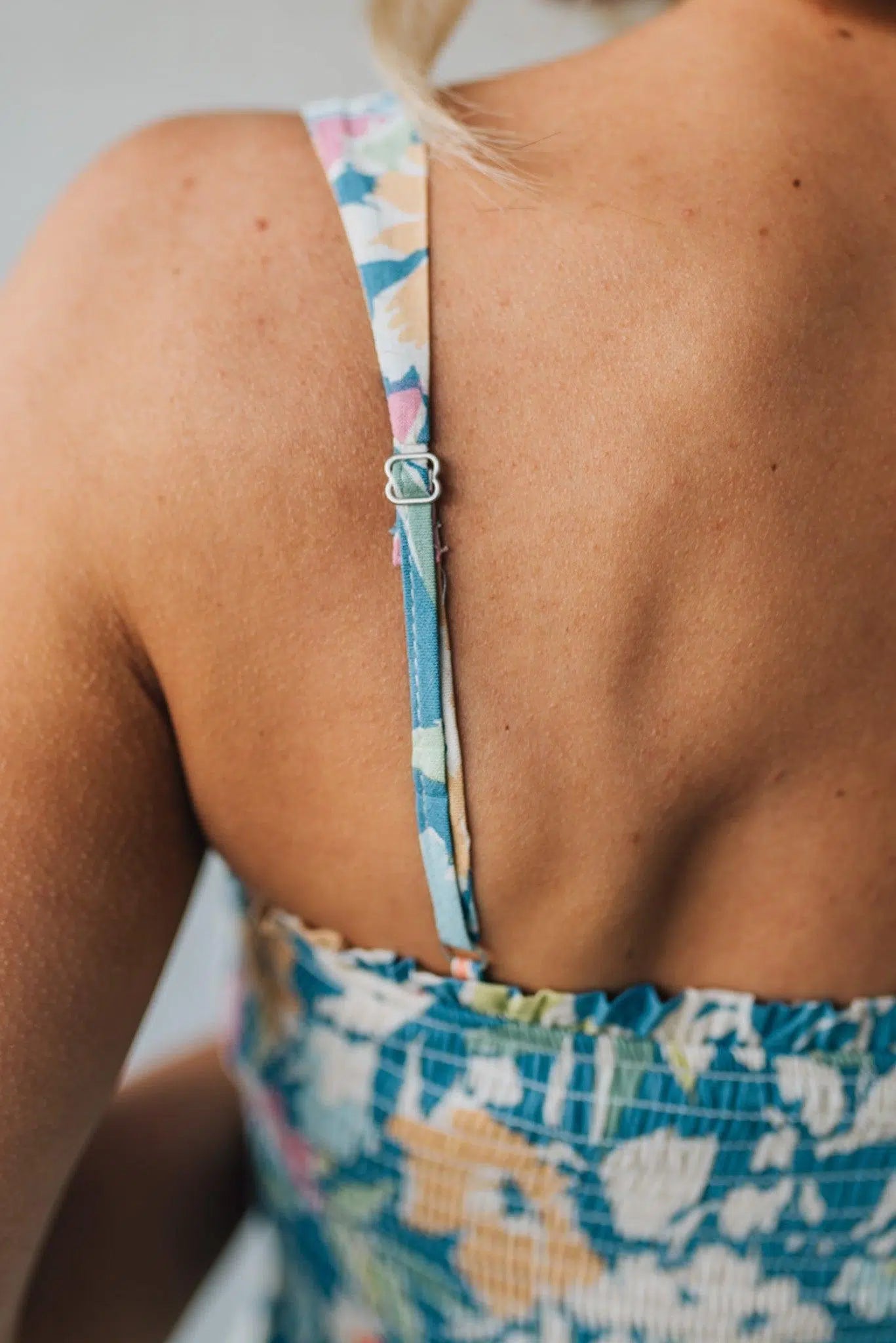 Μίντι φόρεμα με τιράντες και φλοράλ τύπωμα