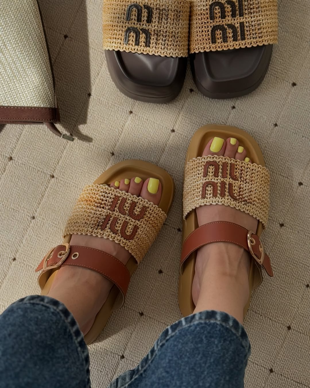 Μοντέρνα γυναικεία καλοκαιρινά σανδάλια με χοντρές σόλες για διακοπές στην παραλία