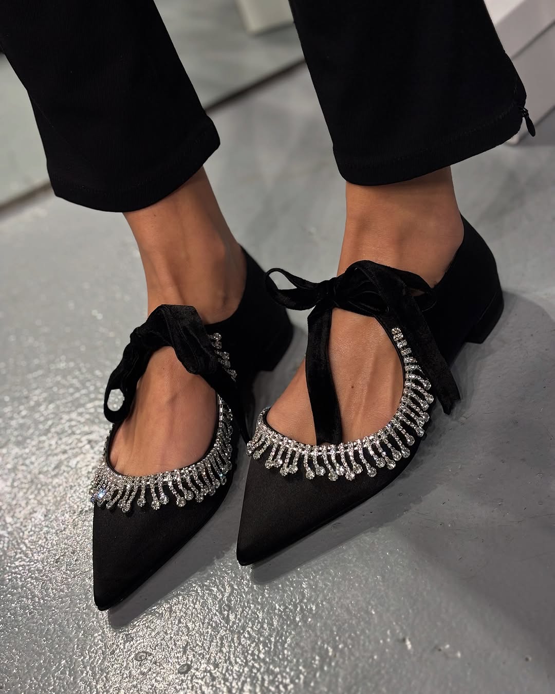 Λεπτά χαμηλά παπούτσια, διακοσμημένα με διαμάντια