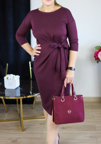 Ένα όμορφο και κομψό φόρεμα με σμιλεμένη μέση, ευέλικτο και εύκολο στον συνδυασμό.