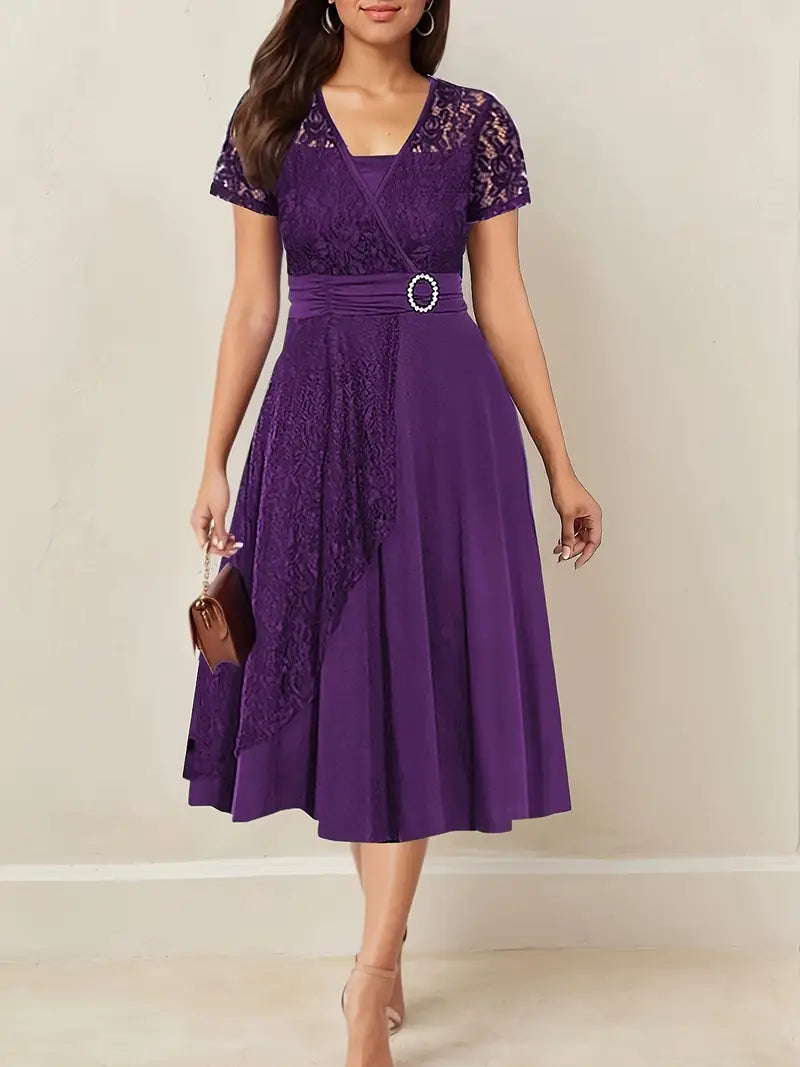 Κομψό γυναικείο φόρεμα με δαντέλα και V λαιμόκοψη