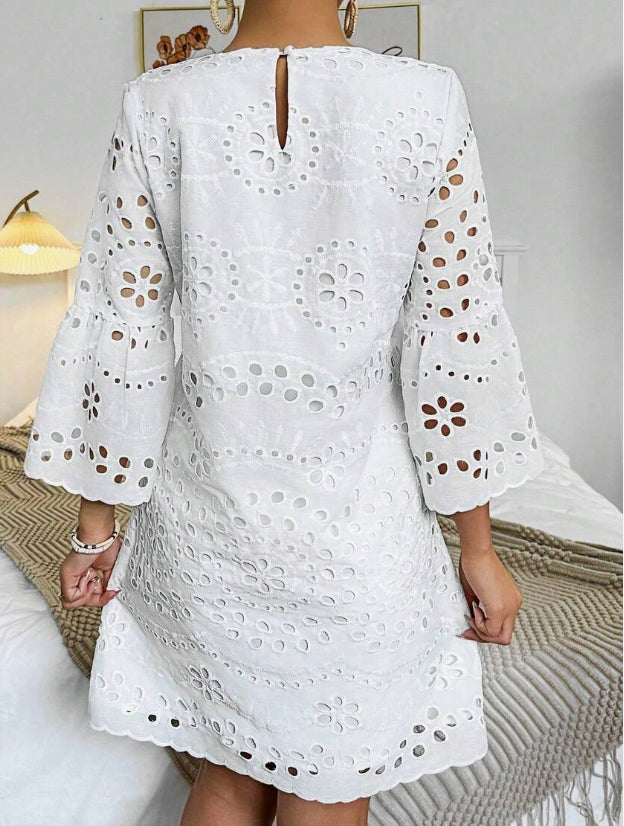 Μονόχρωμο κούφιο κεντημένο τρομπέτα φόρεμα