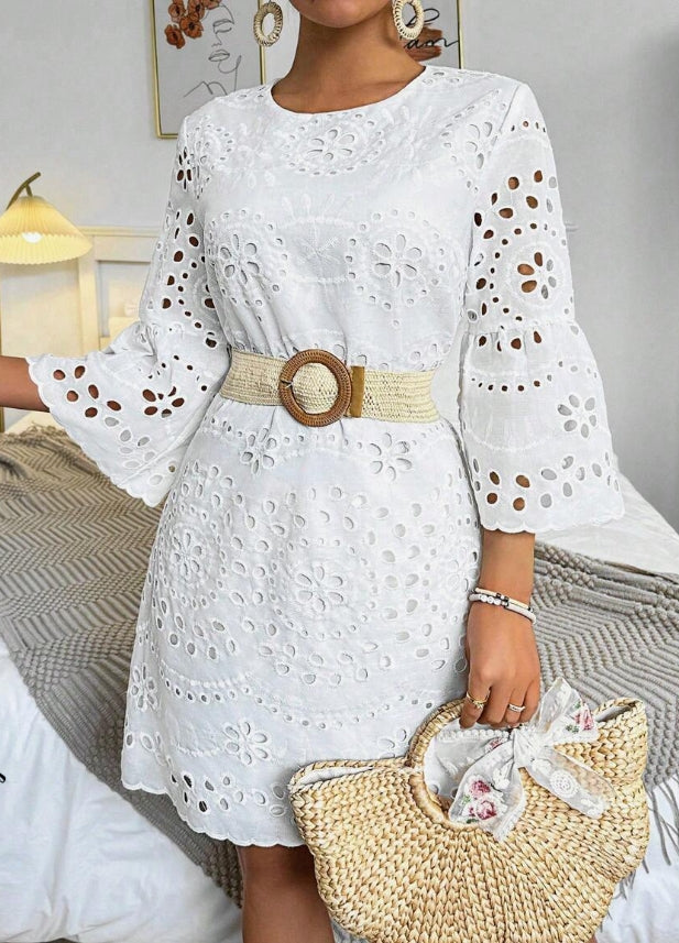 Μονόχρωμο κούφιο κεντημένο τρομπέτα φόρεμα