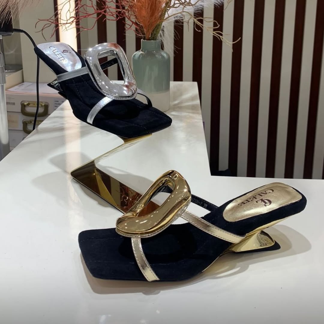 Γυναικεία καλοκαιρινά, μοντέρνα σανδάλια με χαμηλό τακούνι σε στυλ κρίκου