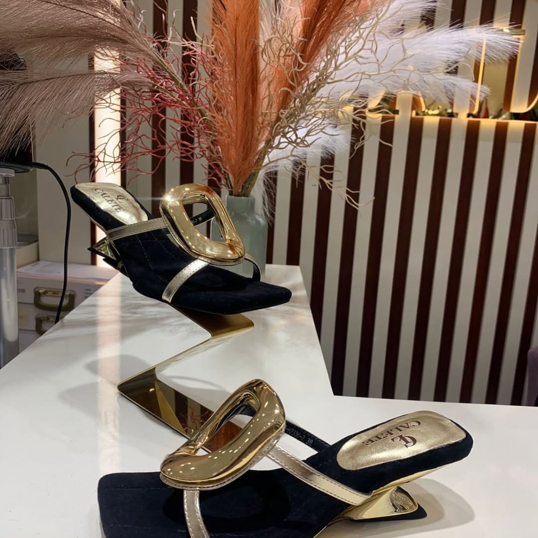 Γυναικεία καλοκαιρινά, μοντέρνα σανδάλια με χαμηλό τακούνι σε στυλ κρίκου