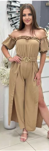 Κομψή και μοντέρνα γυναικεία ολόσωμη φόρμα με βολάν και σκίσιμο στον έναν ώμο