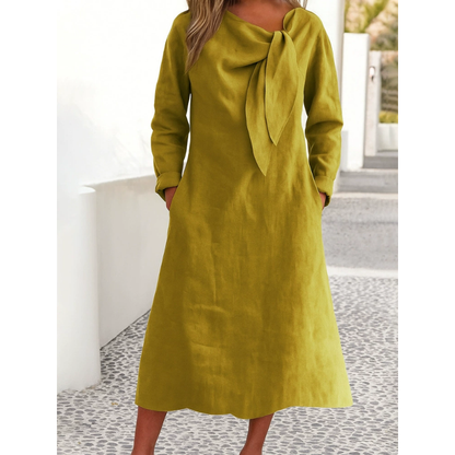 Μονόχρωμο φόρεμα με στρογγυλή λαιμόκοψη και μακριά μανίκια