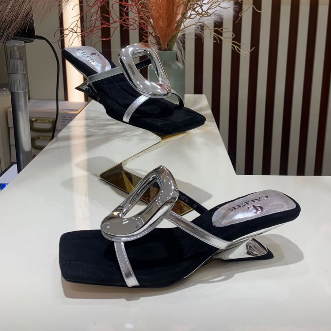 Γυναικεία καλοκαιρινά, μοντέρνα σανδάλια με χαμηλό τακούνι σε στυλ κρίκου