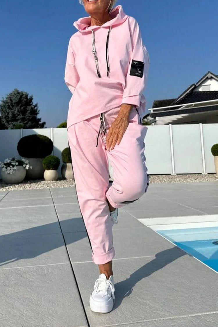 Γυναικείο τοπ με στρογγυλή λαιμόκοψη και κορδόνι + παντελόνι με κάθετες ρίγες και casual κοστούμι