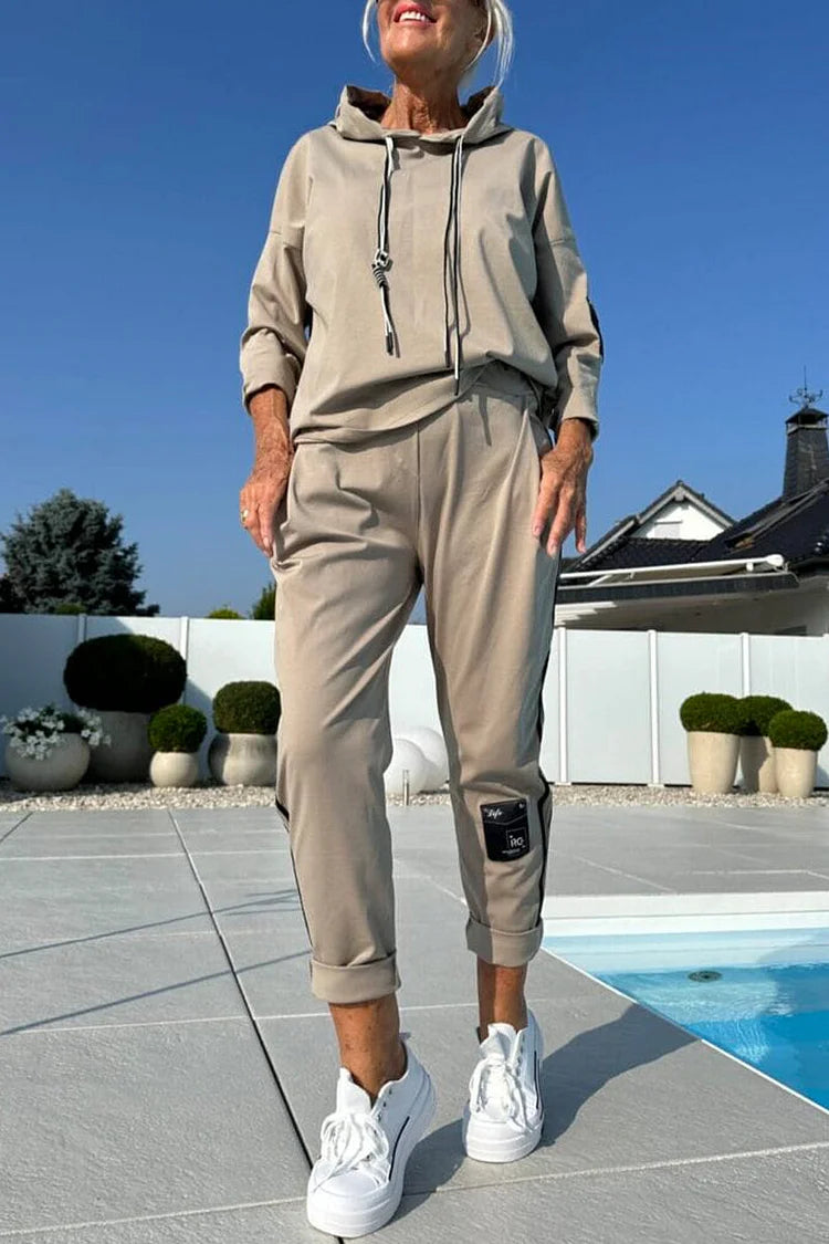 Γυναικείο τοπ με στρογγυλή λαιμόκοψη και κορδόνι + παντελόνι με κάθετες ρίγες και casual κοστούμι