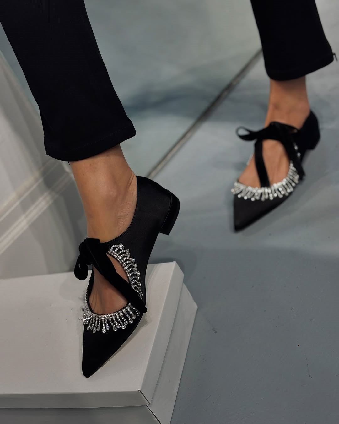 Λεπτά χαμηλά παπούτσια, διακοσμημένα με διαμάντια