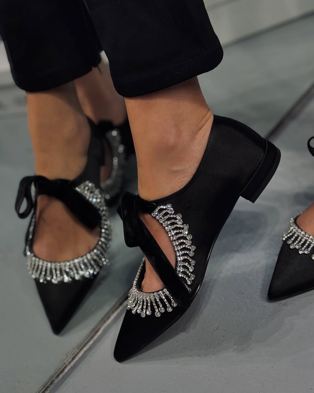 Λεπτά χαμηλά παπούτσια, διακοσμημένα με διαμάντια