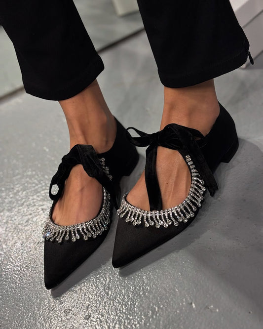 Λεπτά χαμηλά παπούτσια, διακοσμημένα με διαμάντια