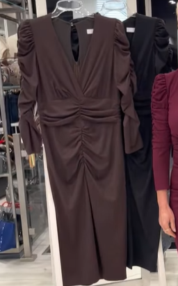 Κομψό γυναικείο φόρεμα με πτυχώσεις και V λαιμόκοψη