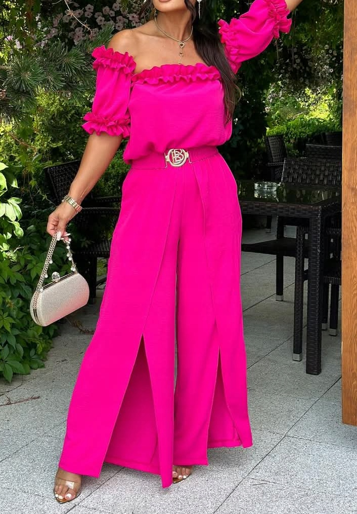 Κομψή και μοντέρνα γυναικεία ολόσωμη φόρμα με βολάν και σκίσιμο στον έναν ώμο