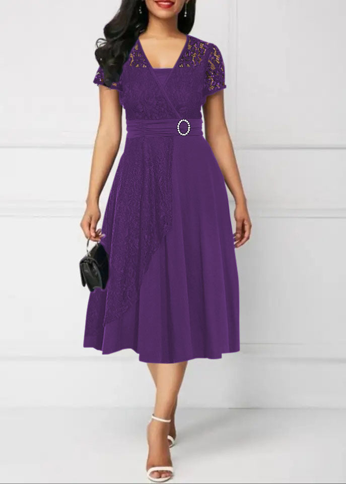 Κομψό γυναικείο φόρεμα με δαντέλα και V λαιμόκοψη