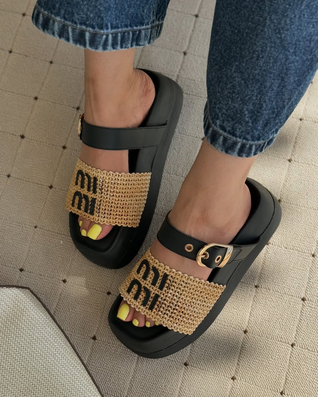 Μοντέρνα γυναικεία καλοκαιρινά σανδάλια με χοντρές σόλες για διακοπές στην παραλία