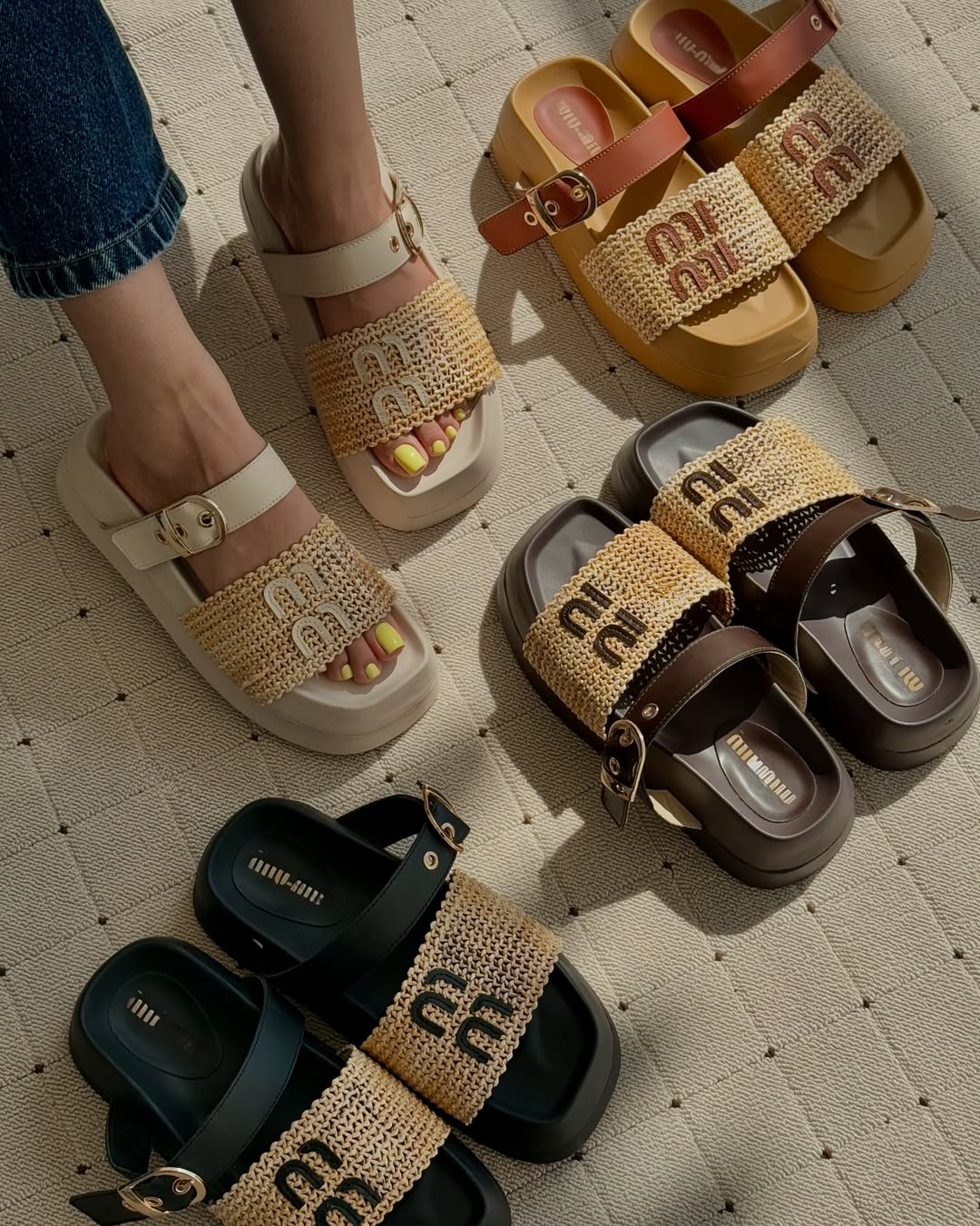 Μοντέρνα γυναικεία καλοκαιρινά σανδάλια με χοντρές σόλες για διακοπές στην παραλία