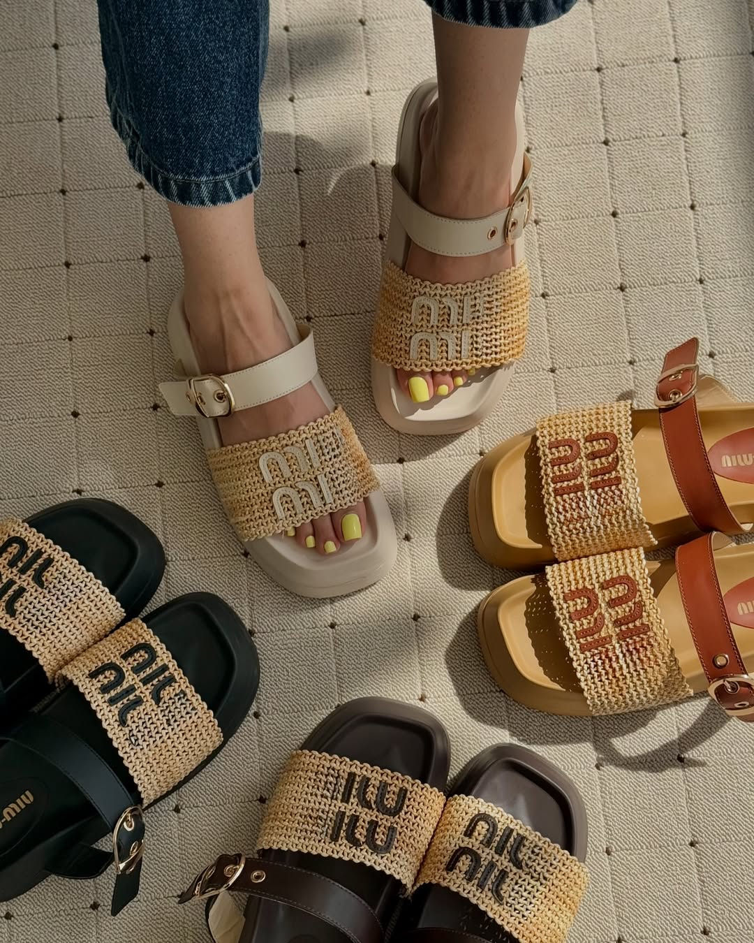 Μοντέρνα γυναικεία καλοκαιρινά σανδάλια με χοντρές σόλες για διακοπές στην παραλία